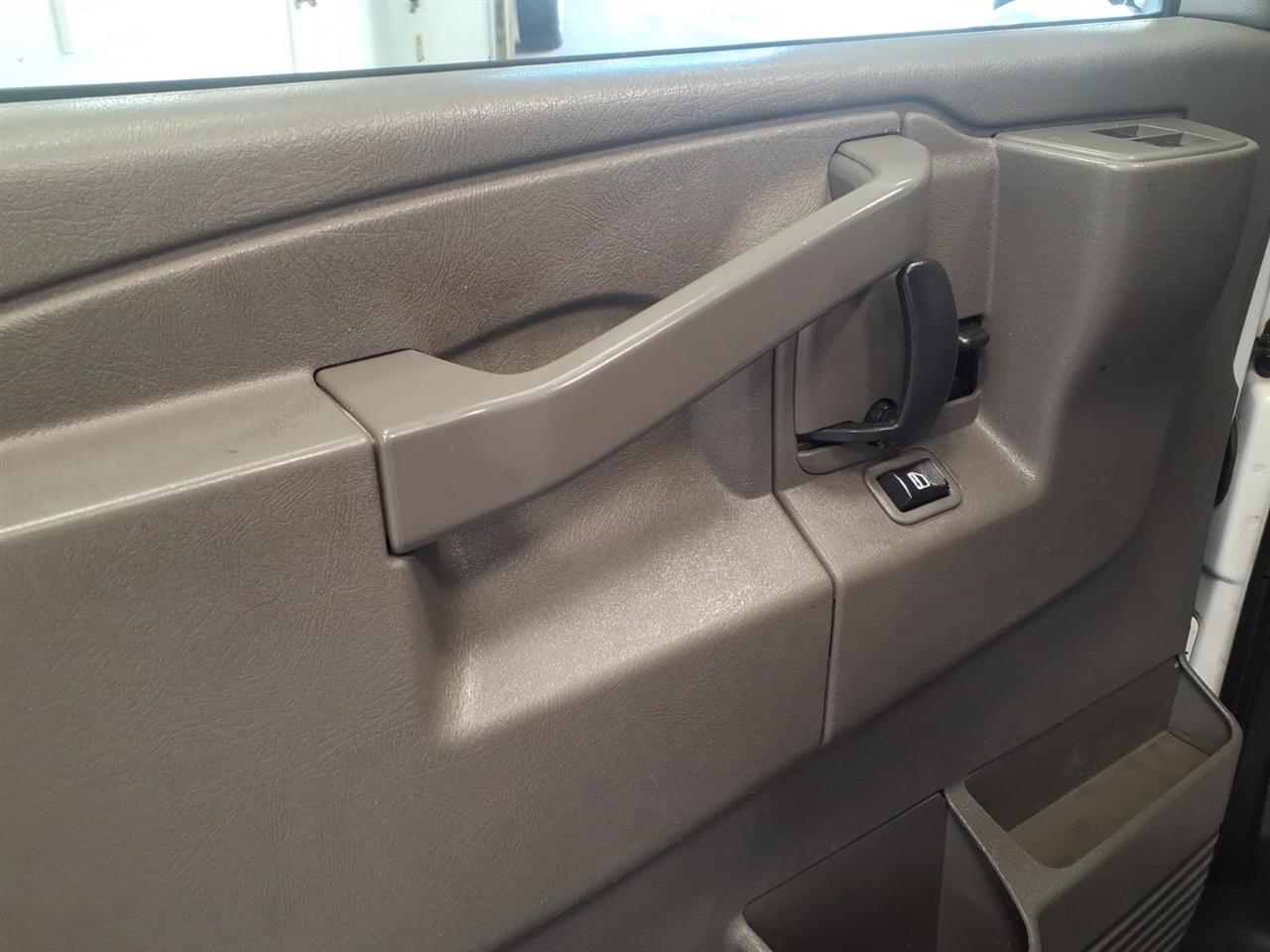 GMC Savana Cargo Van RWD 2500 135" 2017