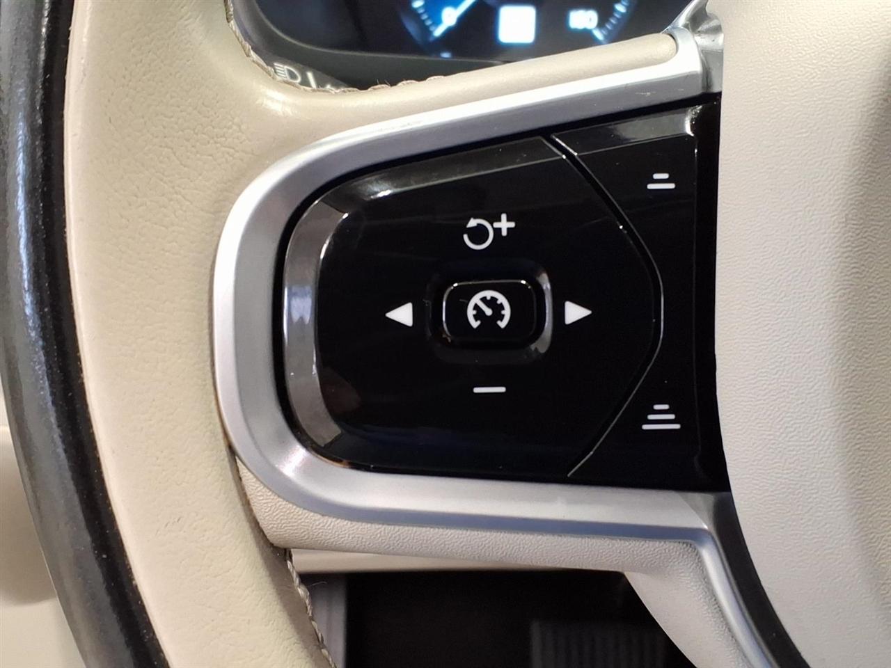 Volvo XC90 T6 AWD Momentum 6P 2022