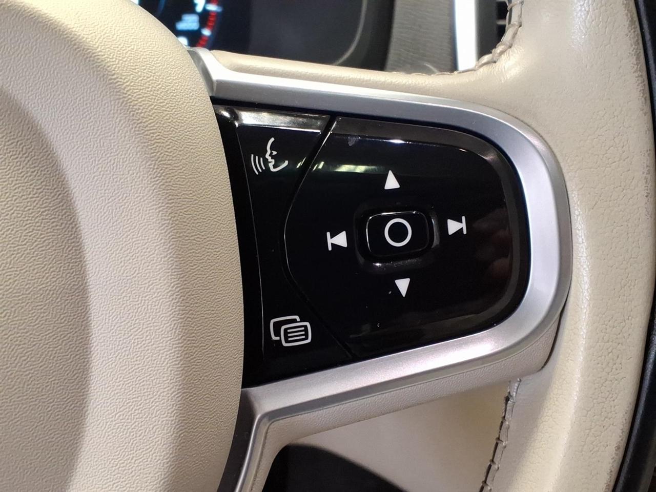 Volvo XC90 T6 AWD Momentum 6P 2022