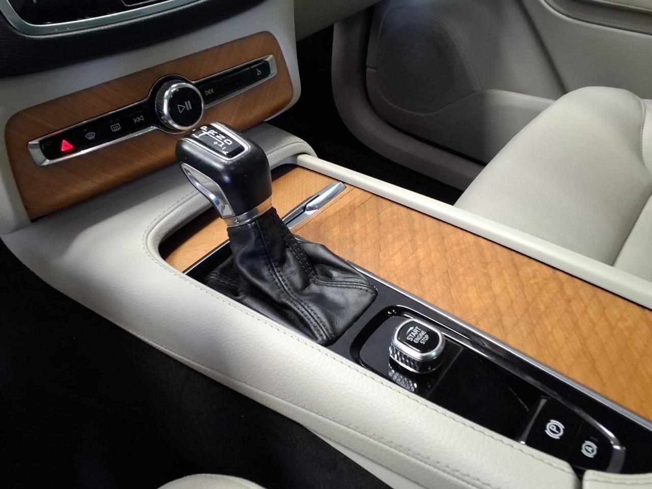 Volvo XC90 T6 AWD Momentum 6P 2022