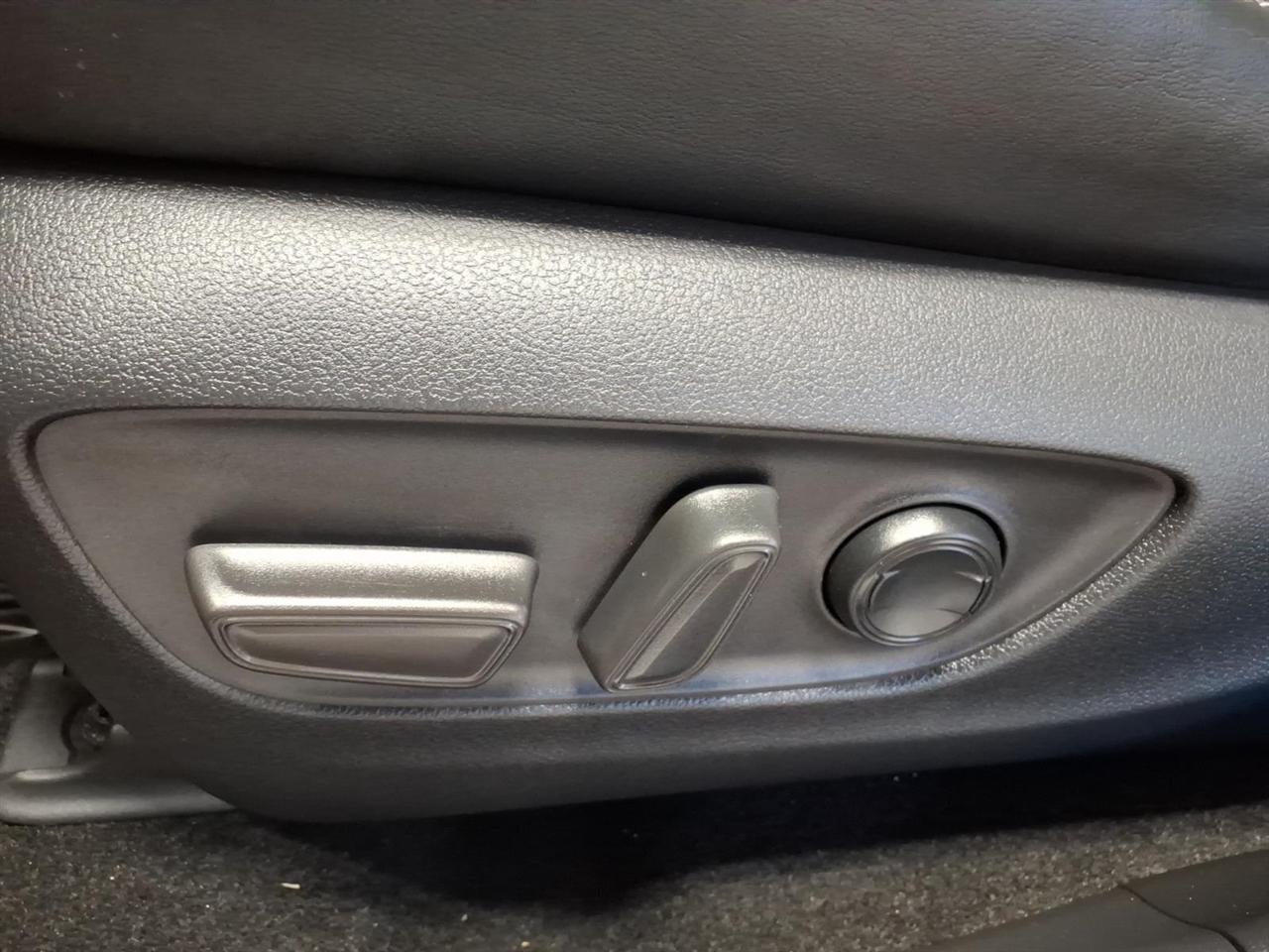 Toyota RAV4 Limited V6 2WD 2019
