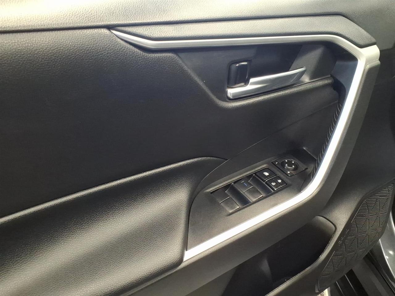 Toyota RAV4 XLE AWD (Natl) 2020