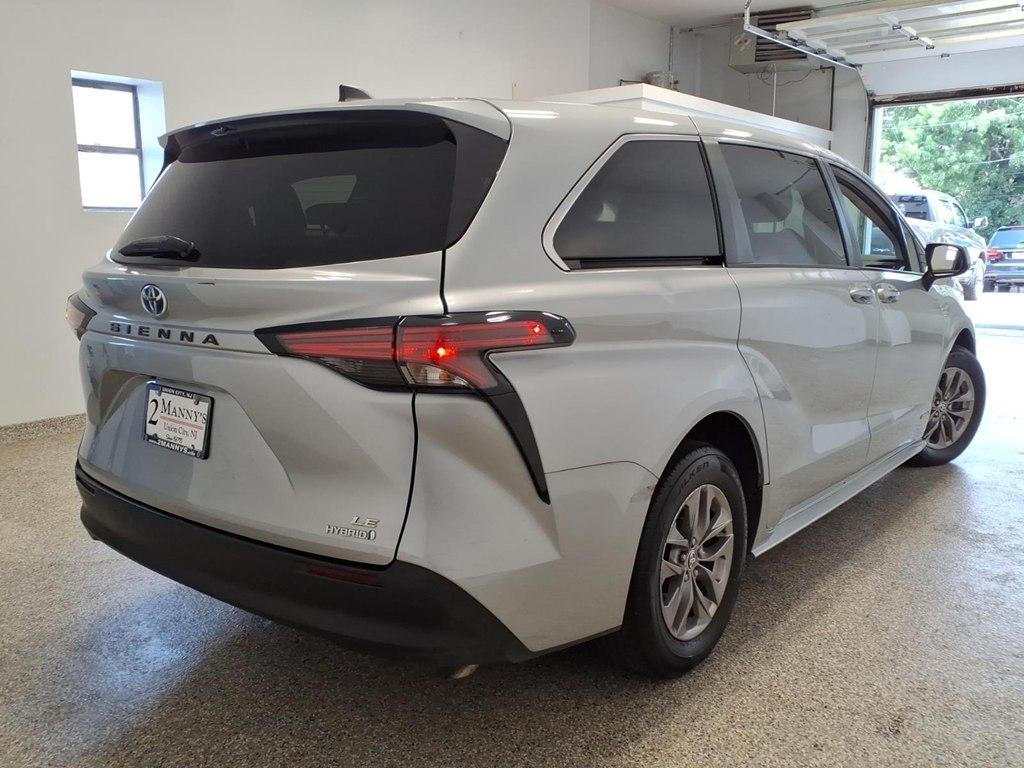 Toyota Sienna Hybrid LE 5D Wagon 8 Pass 2021