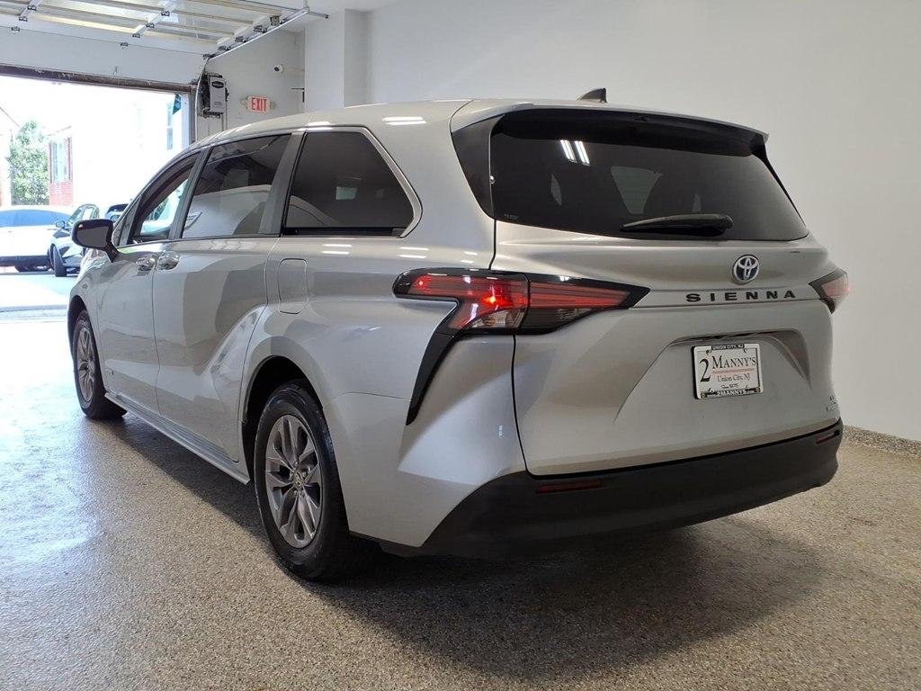 Toyota Sienna Hybrid LE 5D Wagon 8 Pass 2021