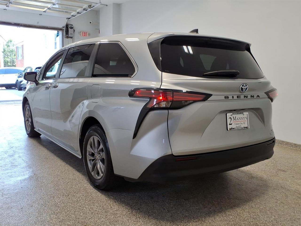 Toyota Sienna Hybrid LE 5D Wagon 8 Pass 2021