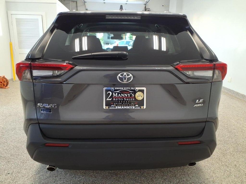 Toyota RAV4 LE AWD (Natl) 2021