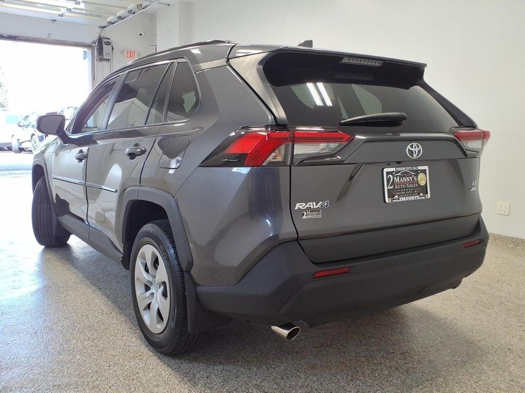Toyota RAV4 LE AWD (Natl) 2021
