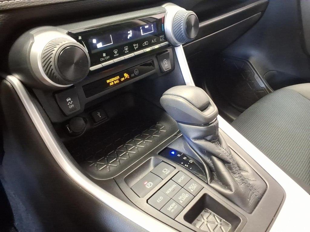 Toyota RAV4 LE AWD (Natl) 2021