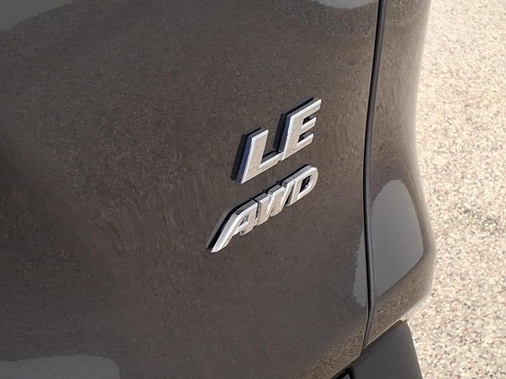 Toyota RAV4 LE AWD (Natl) 2021