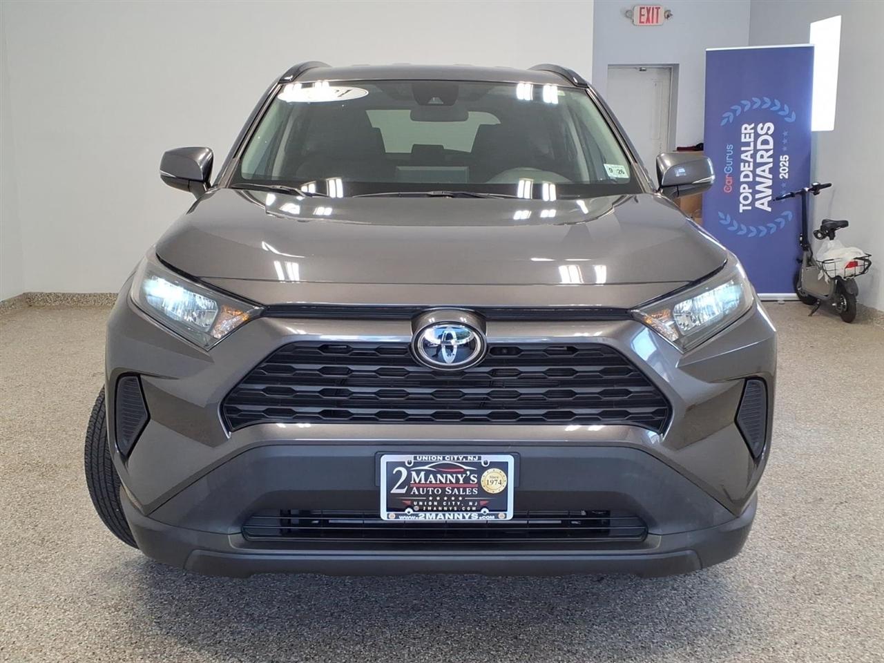 Toyota RAV4 LE AWD (Natl) 2021