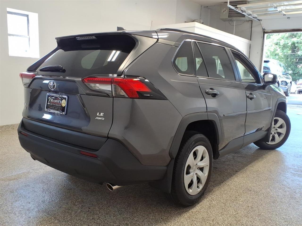 Toyota RAV4 LE AWD (Natl) 2021