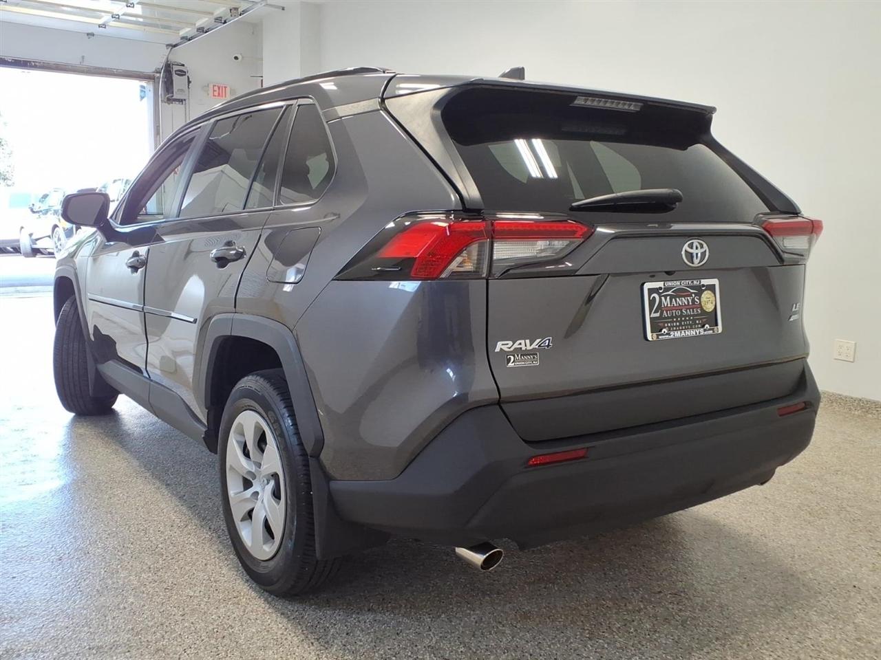 Toyota RAV4 LE AWD (Natl) 2021