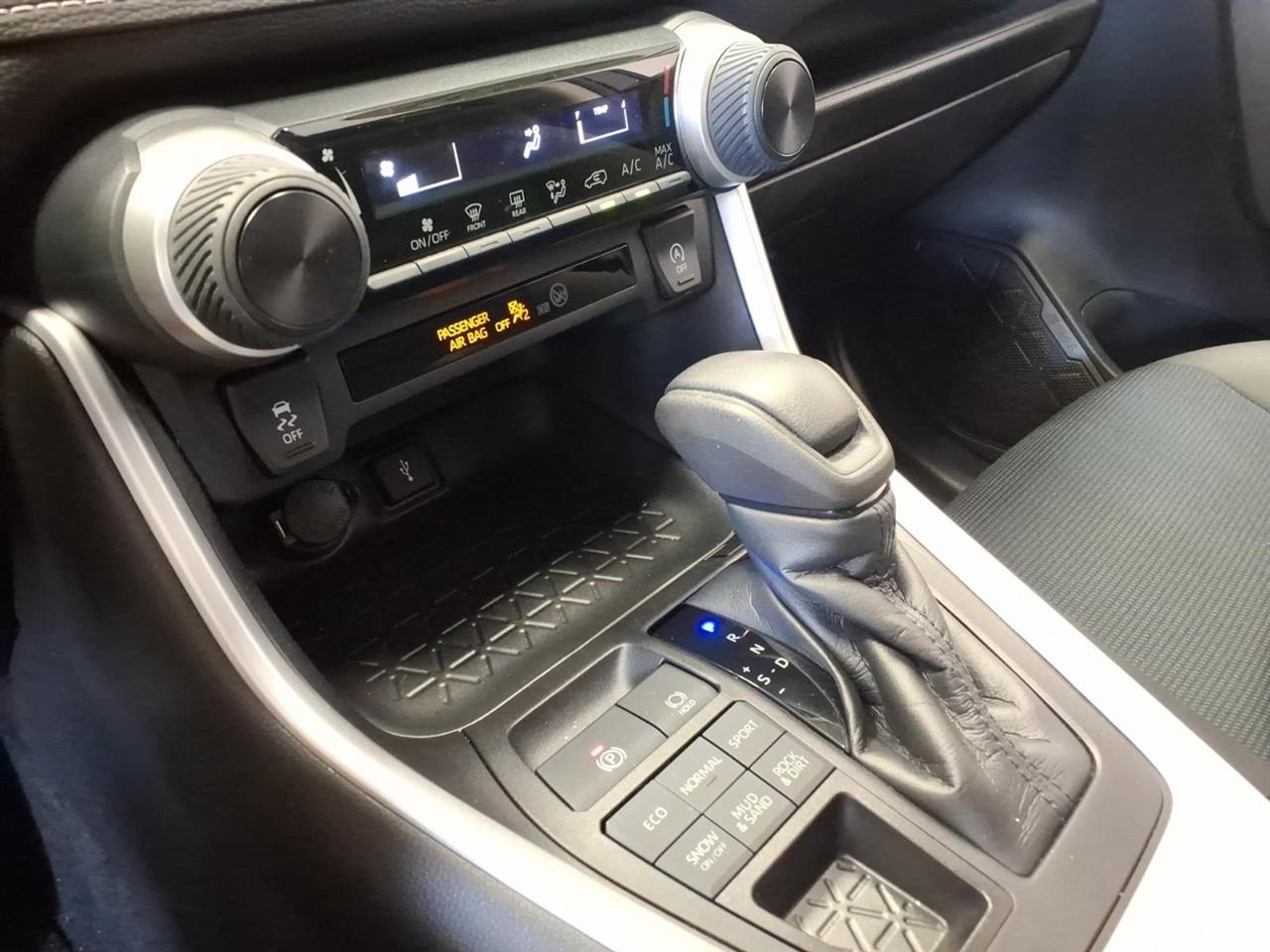 Toyota RAV4 LE AWD (Natl) 2021