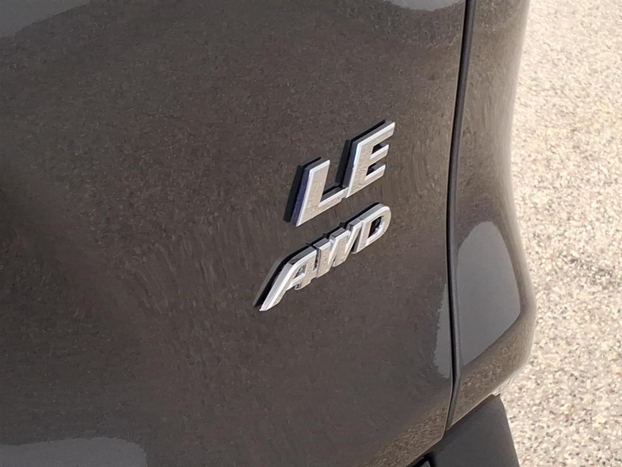 Toyota RAV4 LE AWD (Natl) 2021