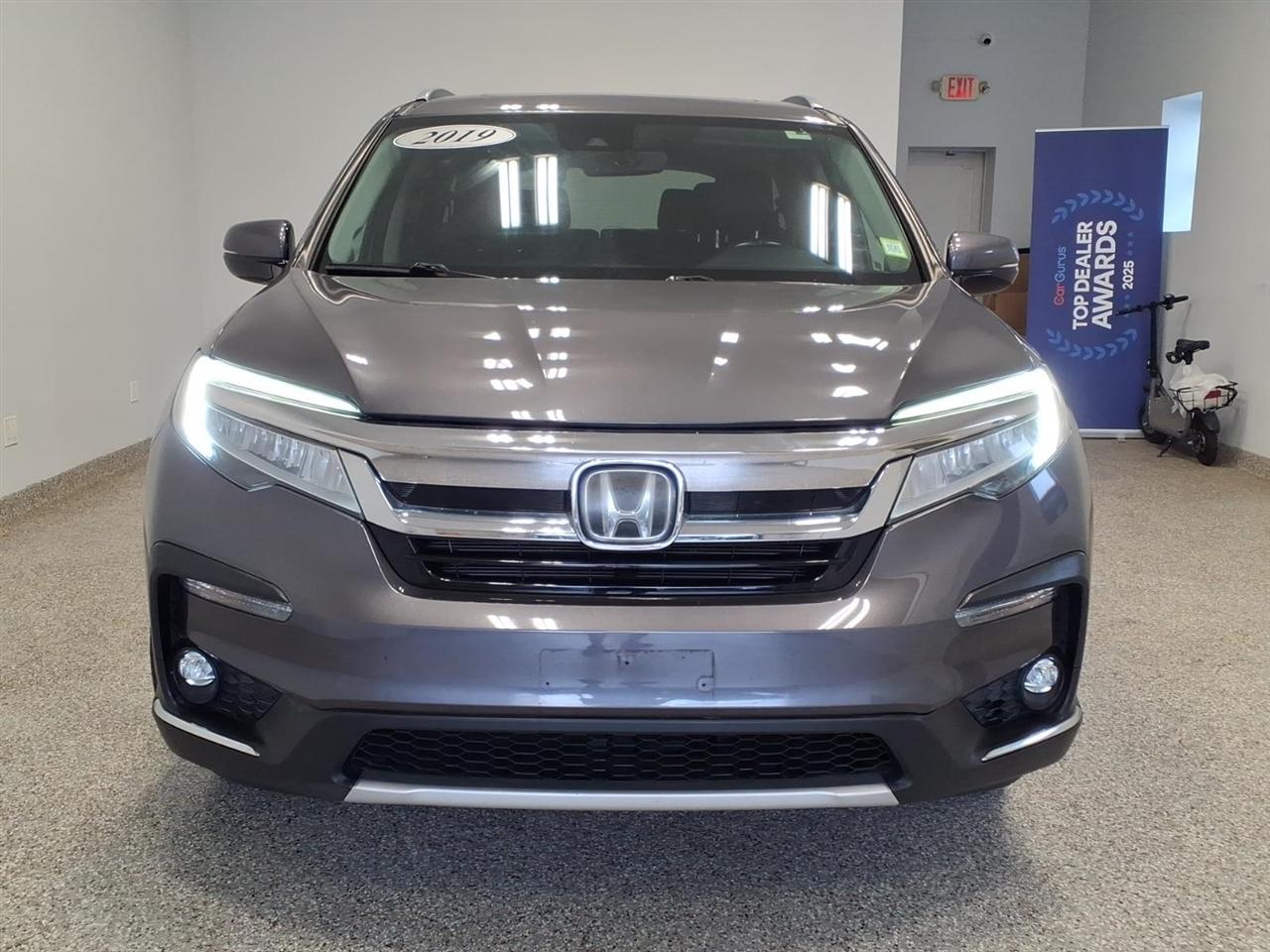 Honda Pilot Touring w/Rear Captain's Chairs AWD 2019
