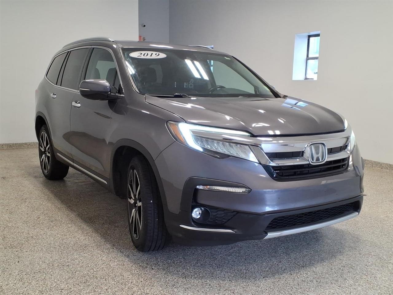 Honda Pilot Touring w/Rear Captain's Chairs AWD 2019