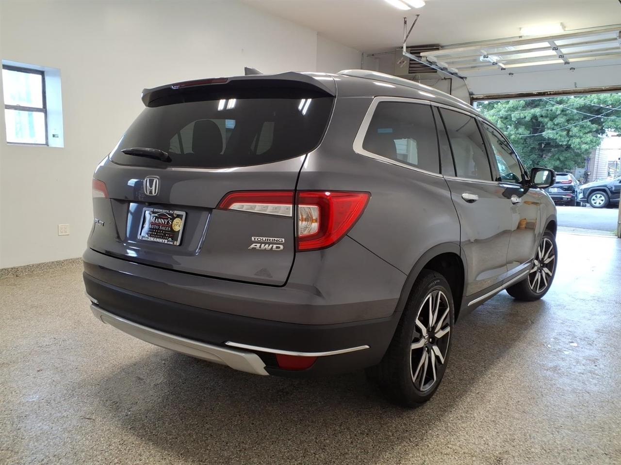 Honda Pilot Touring w/Rear Captain's Chairs AWD 2019