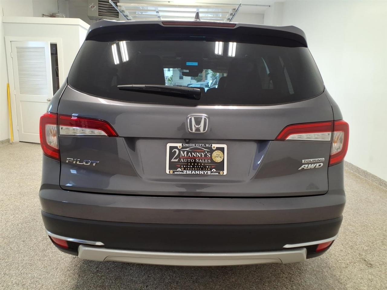 Honda Pilot Touring w/Rear Captain's Chairs AWD 2019