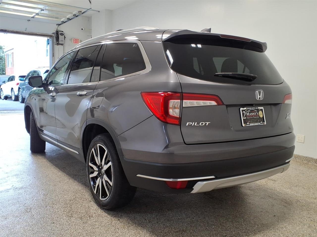 Honda Pilot Touring w/Rear Captain's Chairs AWD 2019