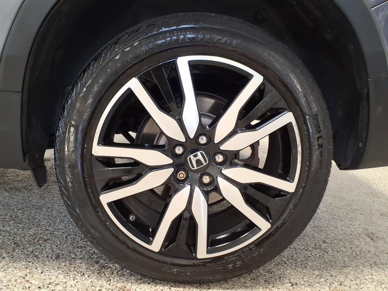 Honda Pilot Touring w/Rear Captain's Chairs AWD 2019