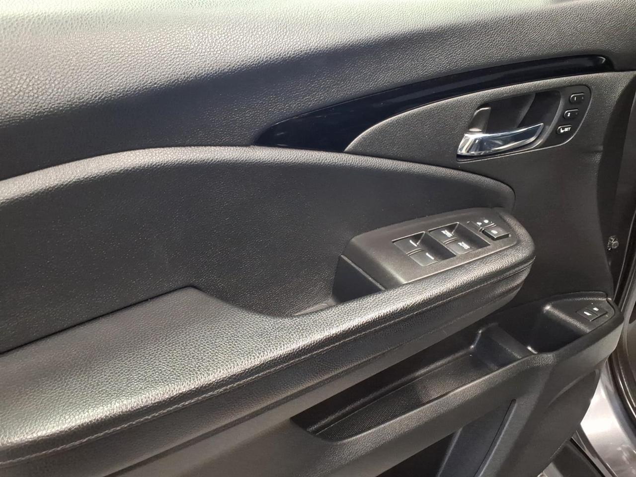 Honda Pilot Touring w/Rear Captain's Chairs AWD 2019