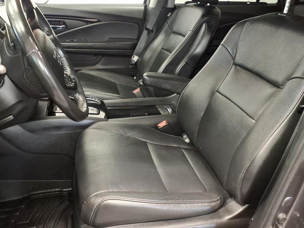 Honda Pilot Touring w/Rear Captain's Chairs AWD 2019