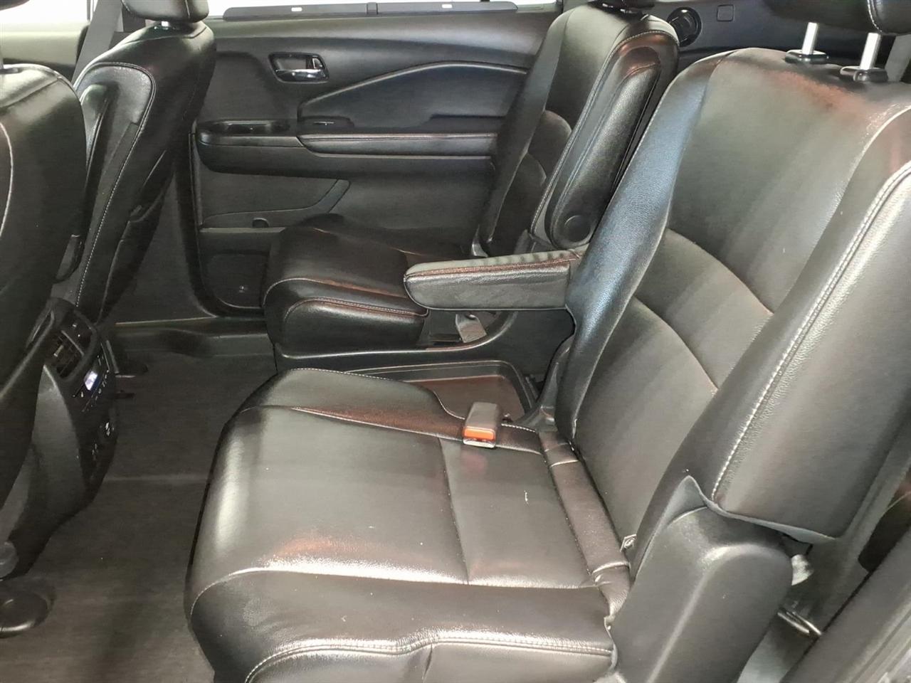 Honda Pilot Touring w/Rear Captain's Chairs AWD 2019