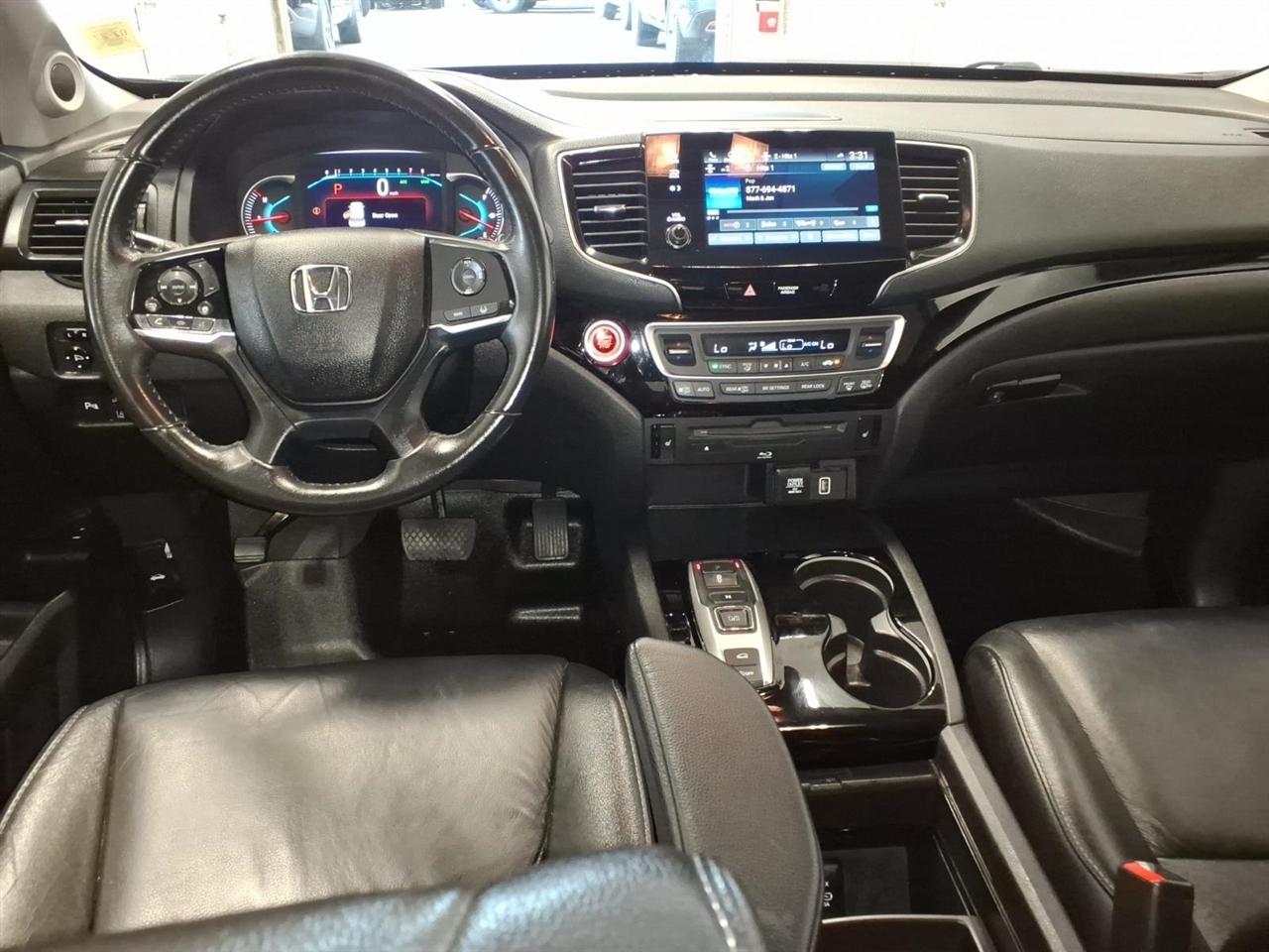Honda Pilot Touring w/Rear Captain's Chairs AWD 2019