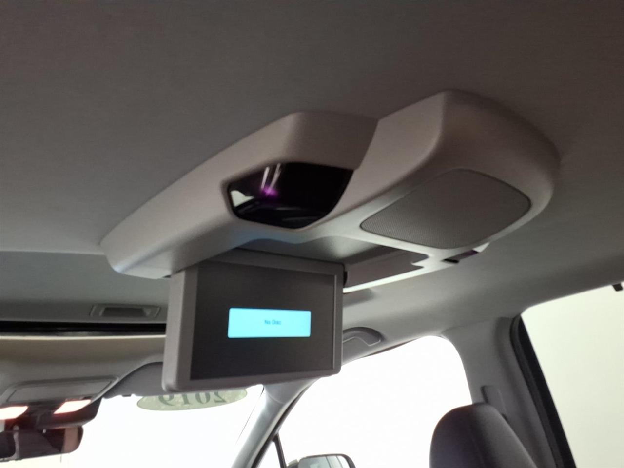 Honda Pilot Touring w/Rear Captain's Chairs AWD 2019