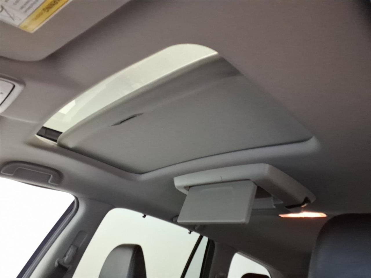 Honda Pilot Touring w/Rear Captain's Chairs AWD 2019