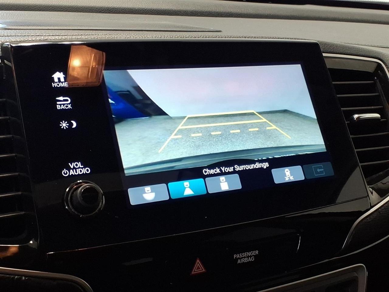 Honda Pilot Touring w/Rear Captain's Chairs AWD 2019