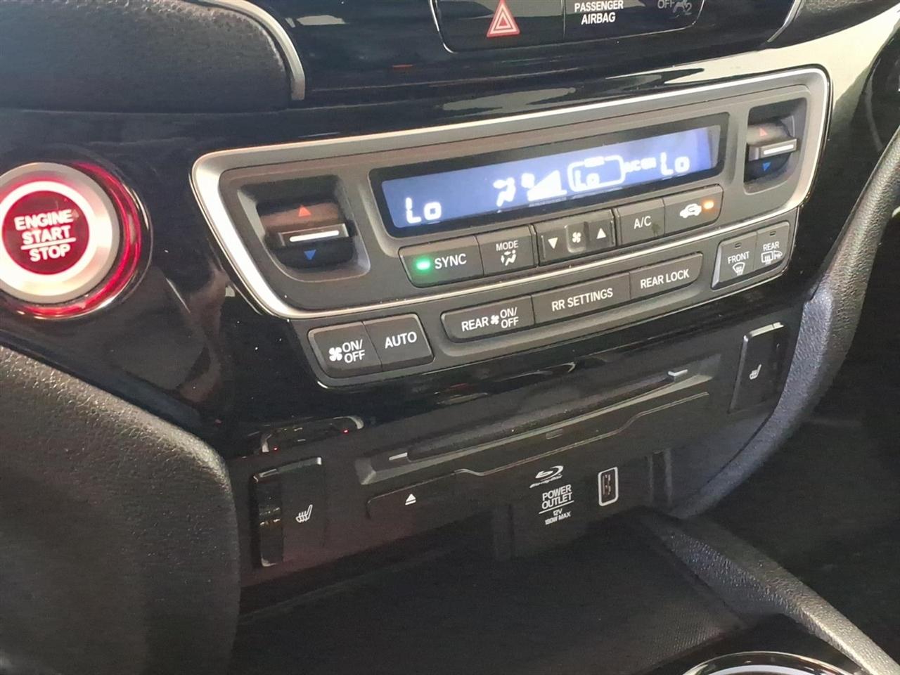 Honda Pilot Touring w/Rear Captain's Chairs AWD 2019