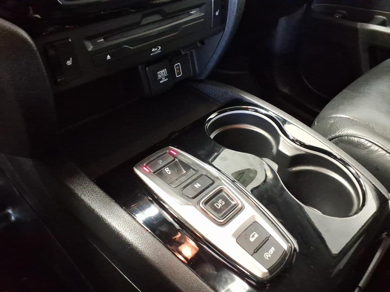 Honda Pilot Touring w/Rear Captain's Chairs AWD 2019