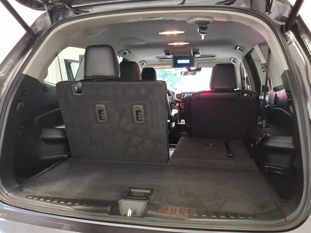 Honda Pilot Touring w/Rear Captain's Chairs AWD 2019