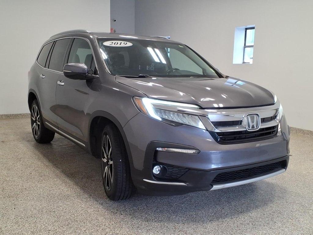 Honda Pilot Touring w/Rear Captain's Chairs AWD 2019