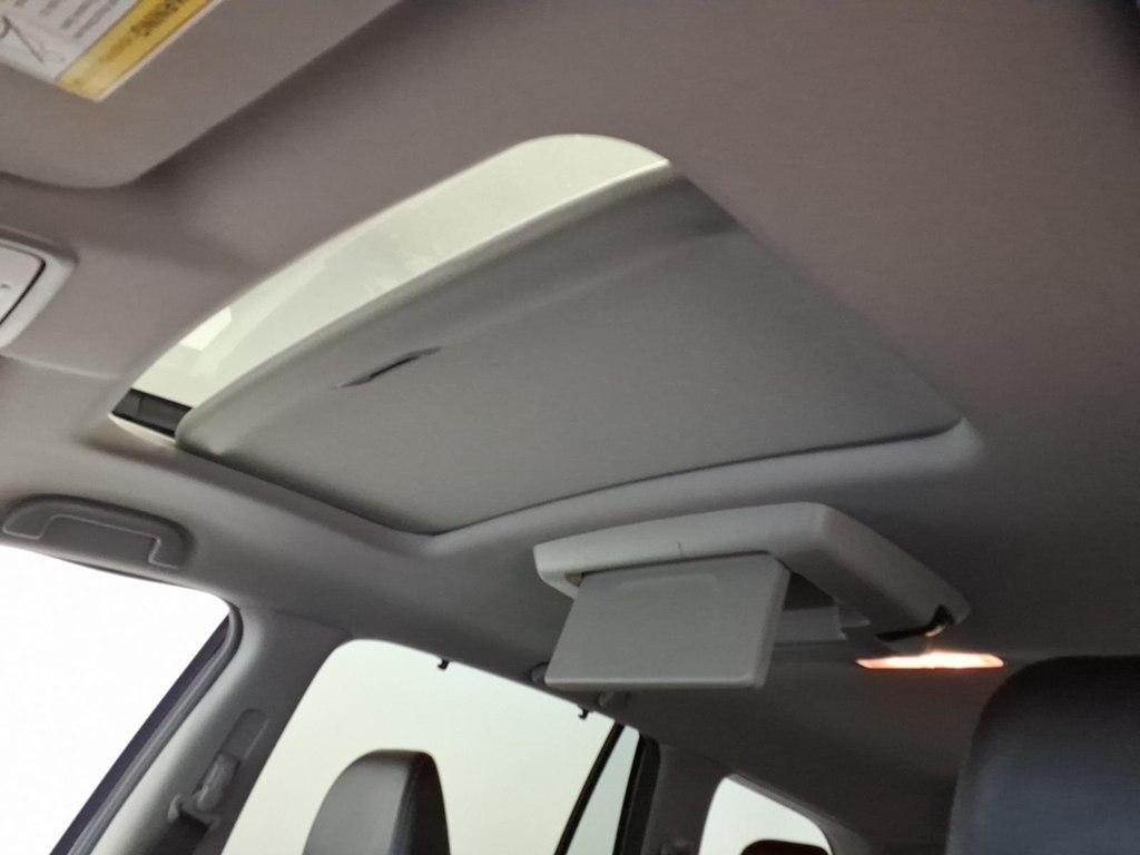 Honda Pilot Touring w/Rear Captain's Chairs AWD 2019