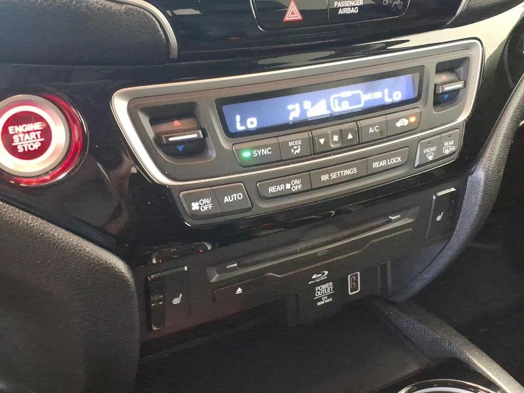 Honda Pilot Touring w/Rear Captain's Chairs AWD 2019