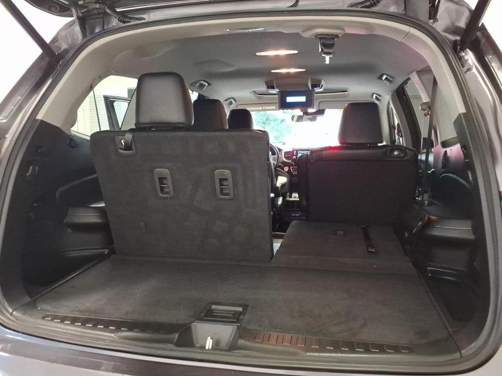 Honda Pilot Touring w/Rear Captain's Chairs AWD 2019