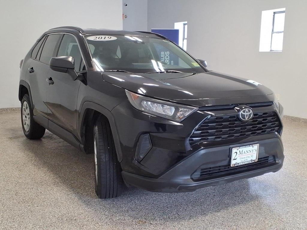Toyota RAV4 LE AWD (Natl) 2019