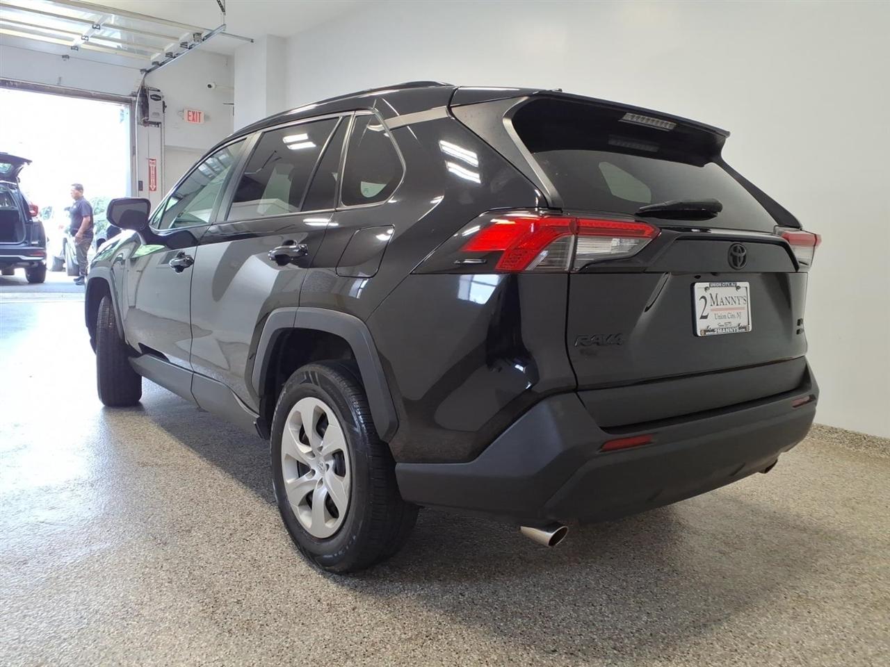 Toyota RAV4 LE AWD (Natl) 2019