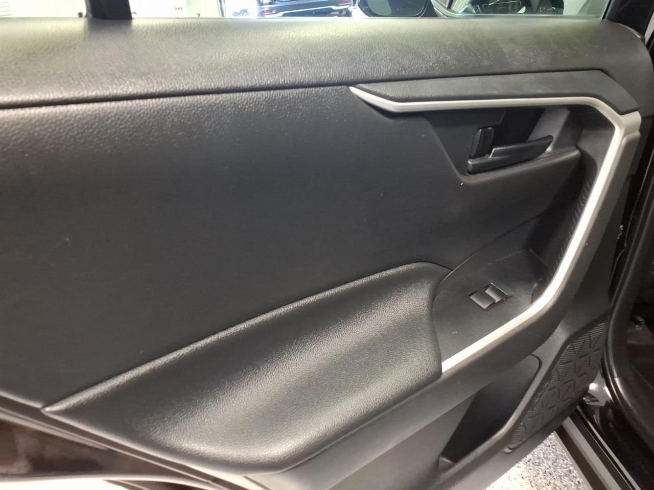 Toyota RAV4 LE AWD (Natl) 2019