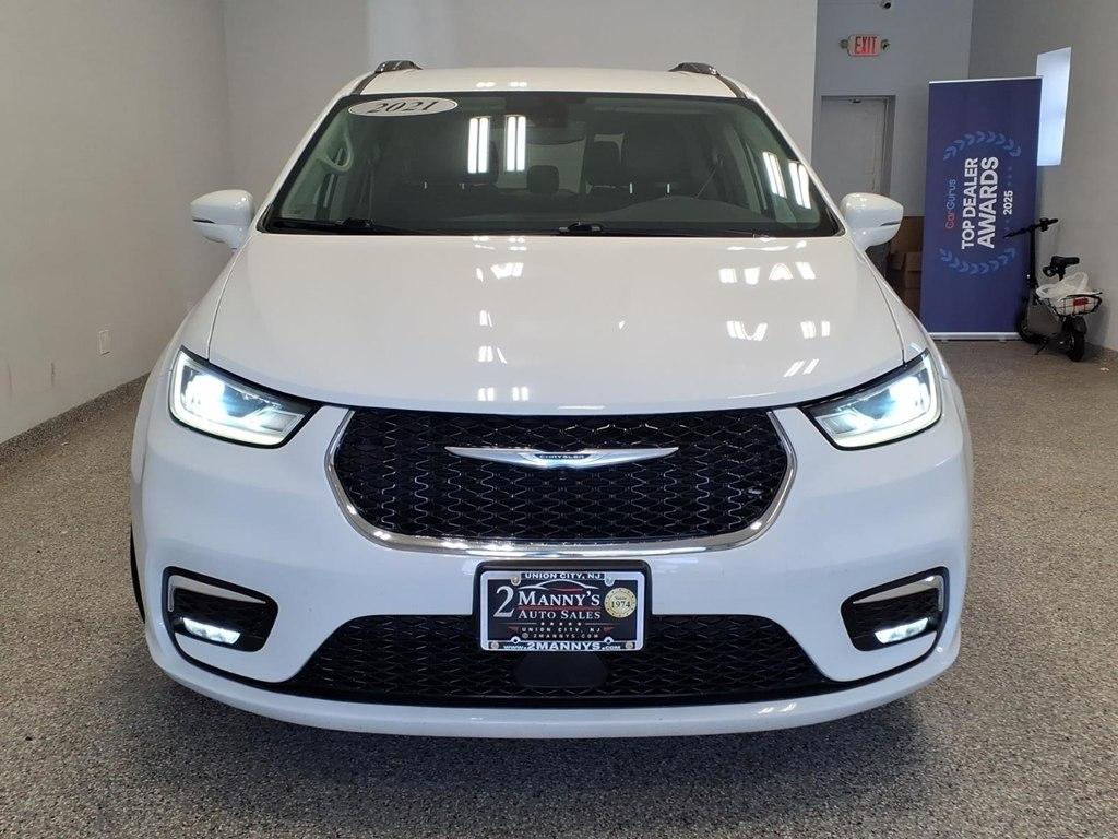Chrysler Pacifica photo 2