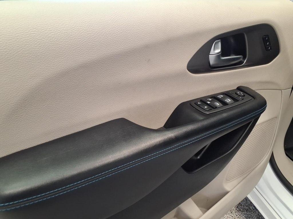Chrysler Pacifica photo 8