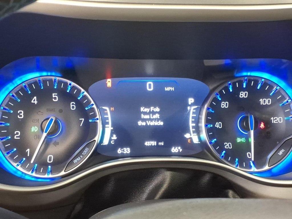 Chrysler Pacifica photo 11