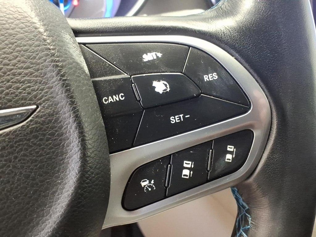 Chrysler Pacifica photo 12