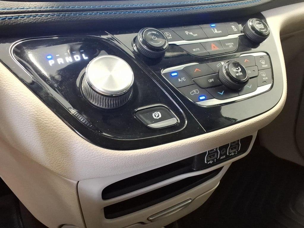 Chrysler Pacifica photo 15