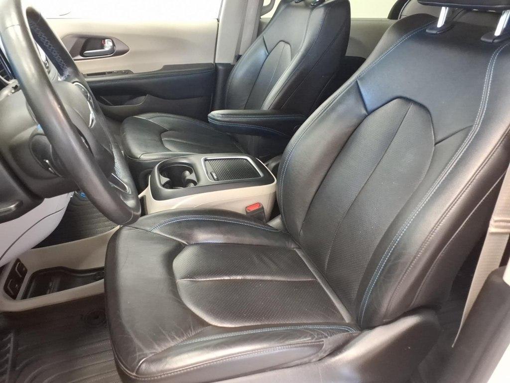 Chrysler Pacifica photo 16