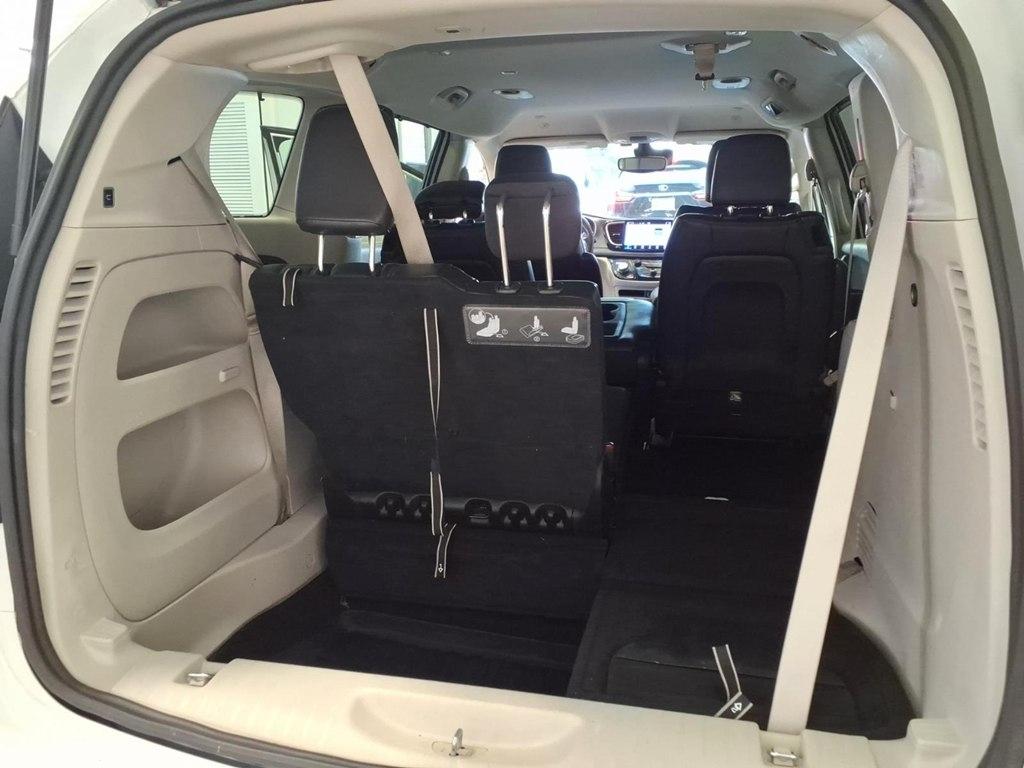 Chrysler Pacifica photo 21