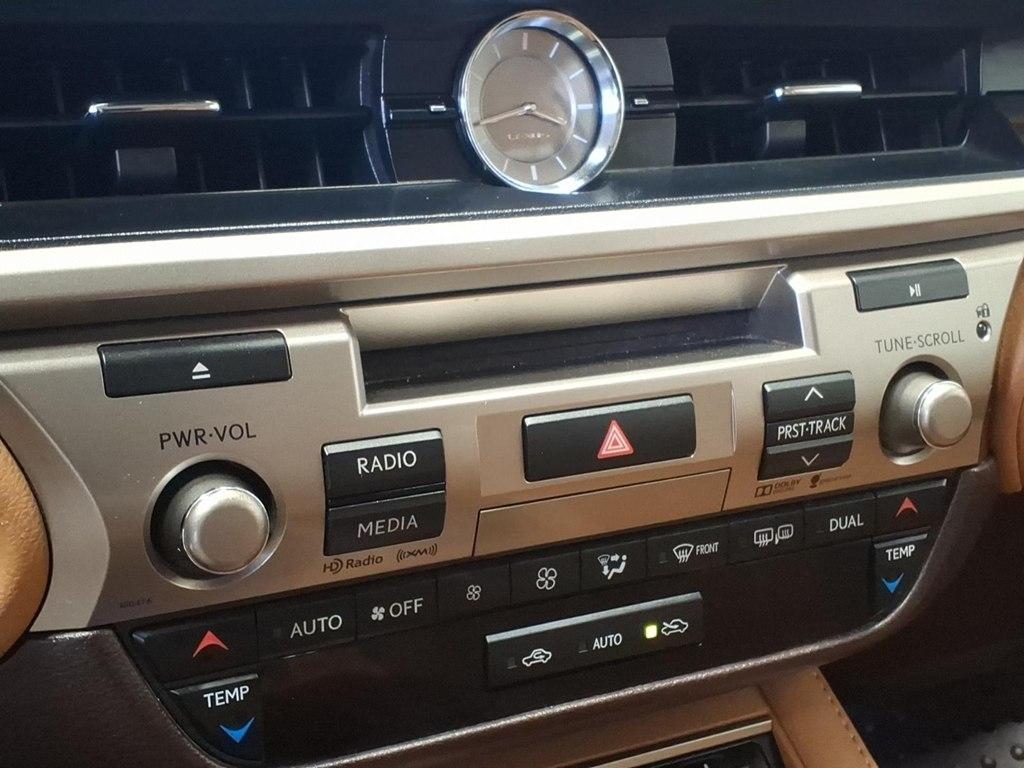 Lexus ES photo 16