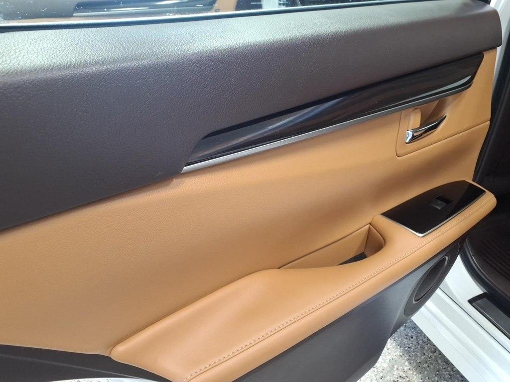 Lexus ES photo 20